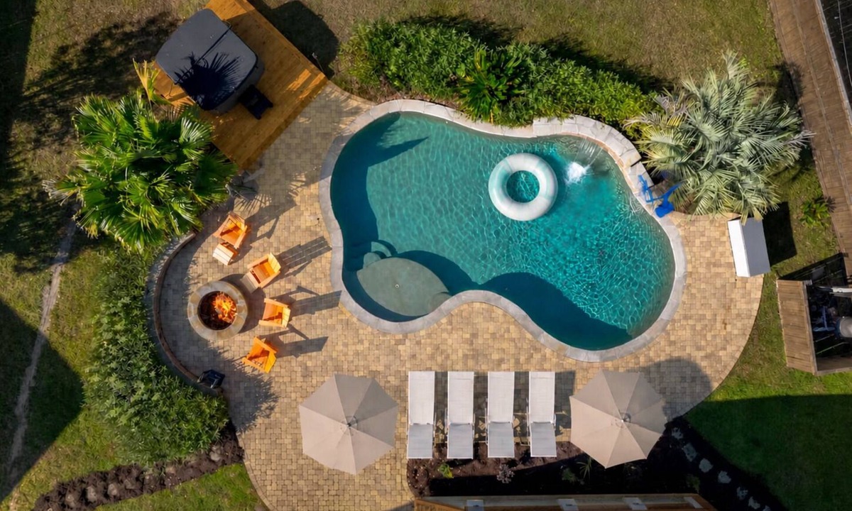 North Charleston House | Luxury Home Pool Hot Tub 85 Inch TV by the Airport