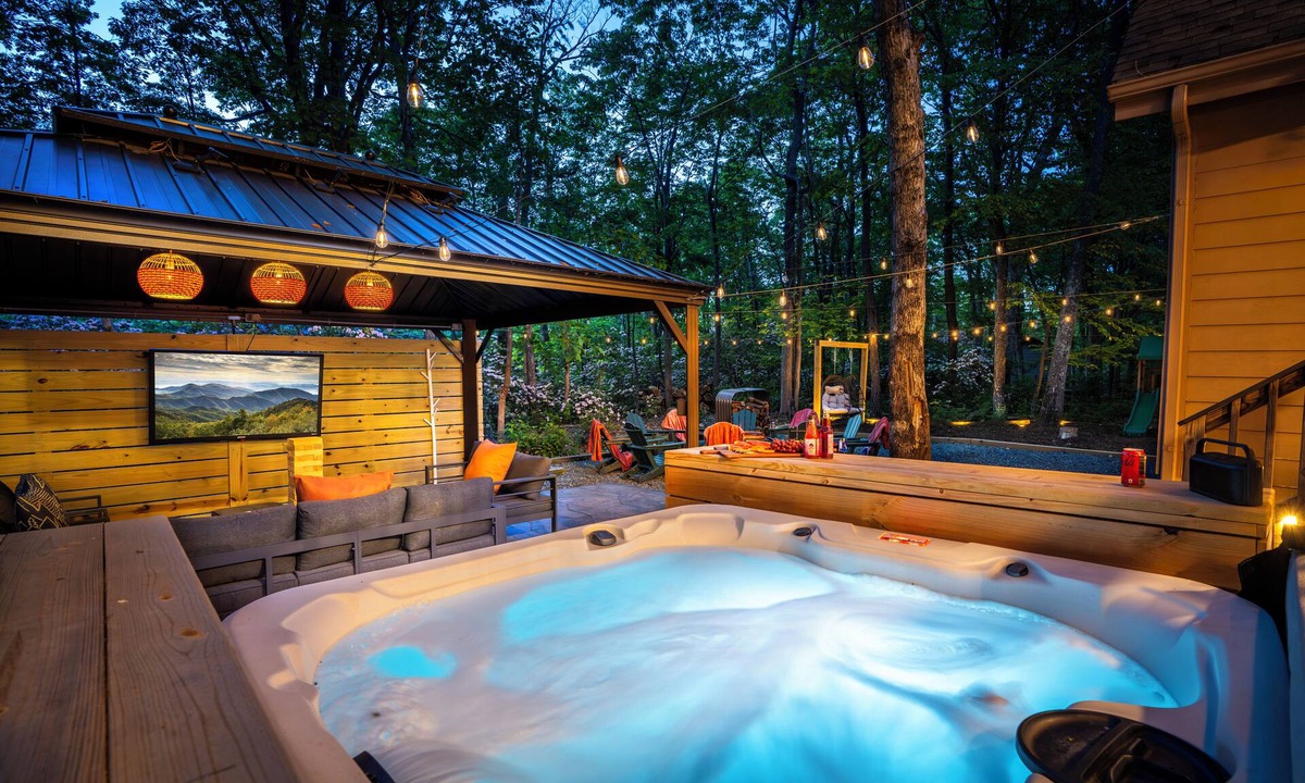 Chestnut Springs House | ​Luxury Oasis w/outdoor lounge! Hiking, lakes, brew trails & golf. Pet friendly!