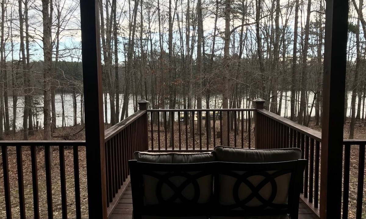 Roxboro Cabin | Majestic Lakefront Log Cabin located in the NC High Plains