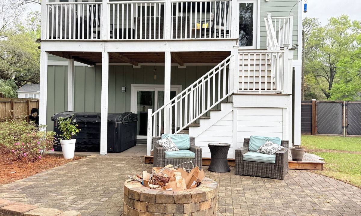 West Ashley House | Marsh-View Retreat w/Hot Tub I Golf Cart Friendly I 15 Min to Dwntown Charleston
