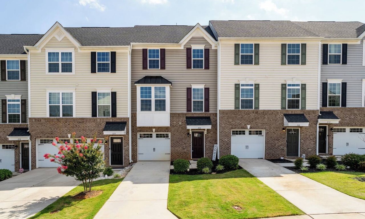 Raleigh House | Misty's Place- Pool, pet friendly, gym, movie room and more!