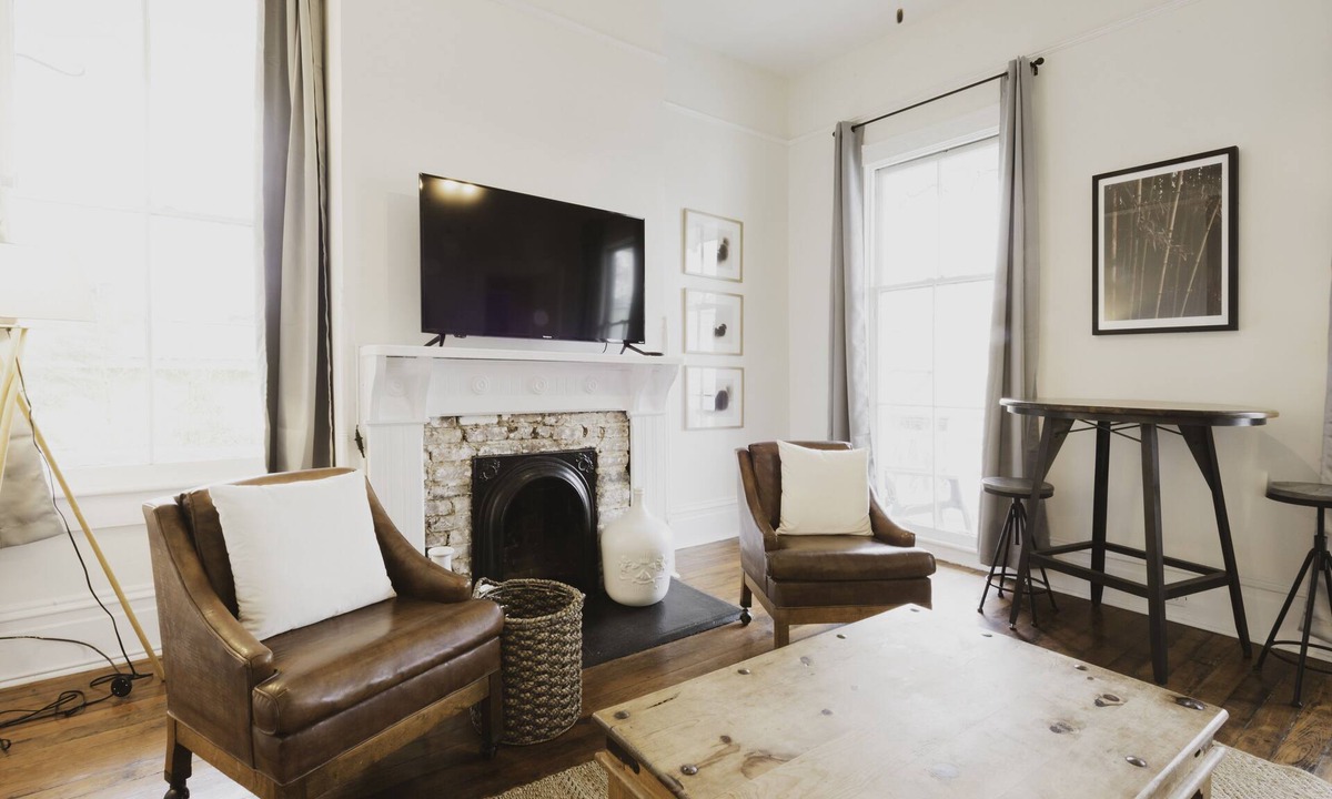 Historic Downtown Savannah Apartment | Modern 2-Bedroom Apartment in Victorian District ★ Prime Location ★ Near Forsyth