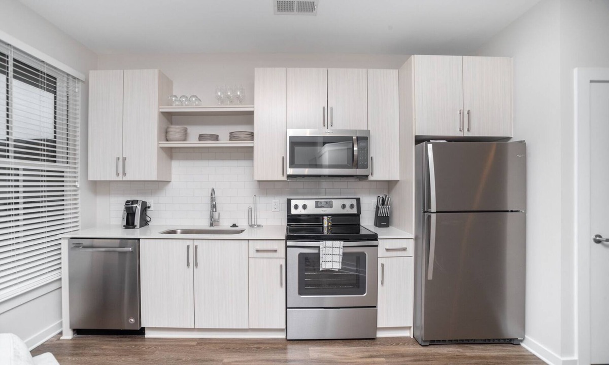 Westside Apartment | Modern Apartment in Prime Location (ID4766X5)