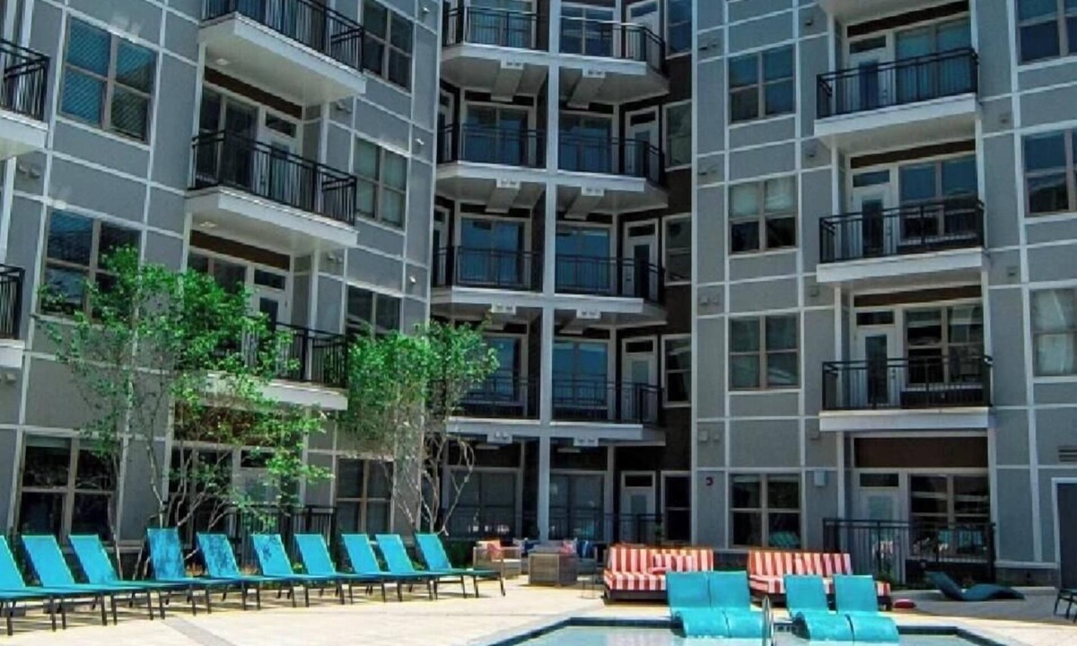 Villa Heights Apartment | Modern Cozy Stay in Charlotte Free Parking + Great Location