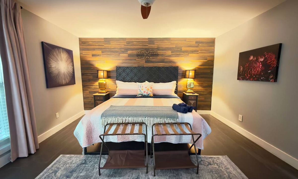 Charlotte House | Modern Stay Peaceful Backyard Near Uptown+ pergola - 15 min to uptown!