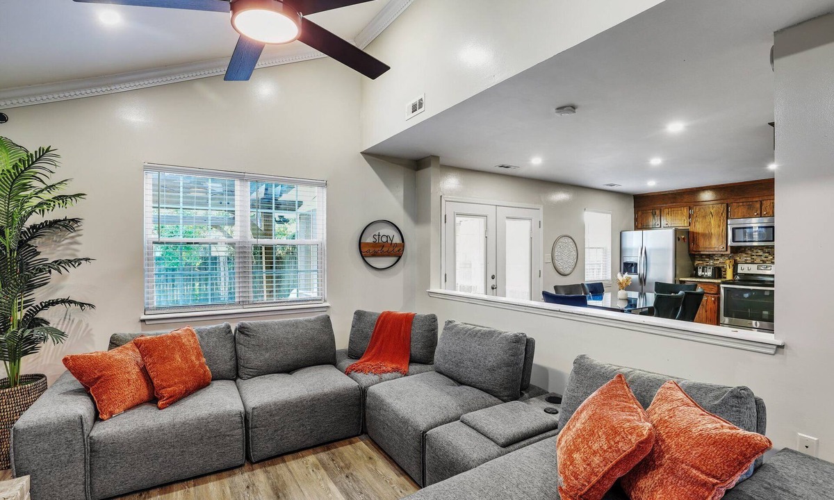 North Charleston House | Modern Townhome with Outdoor Patio & Fire Pit- Close to Airport and Attractions