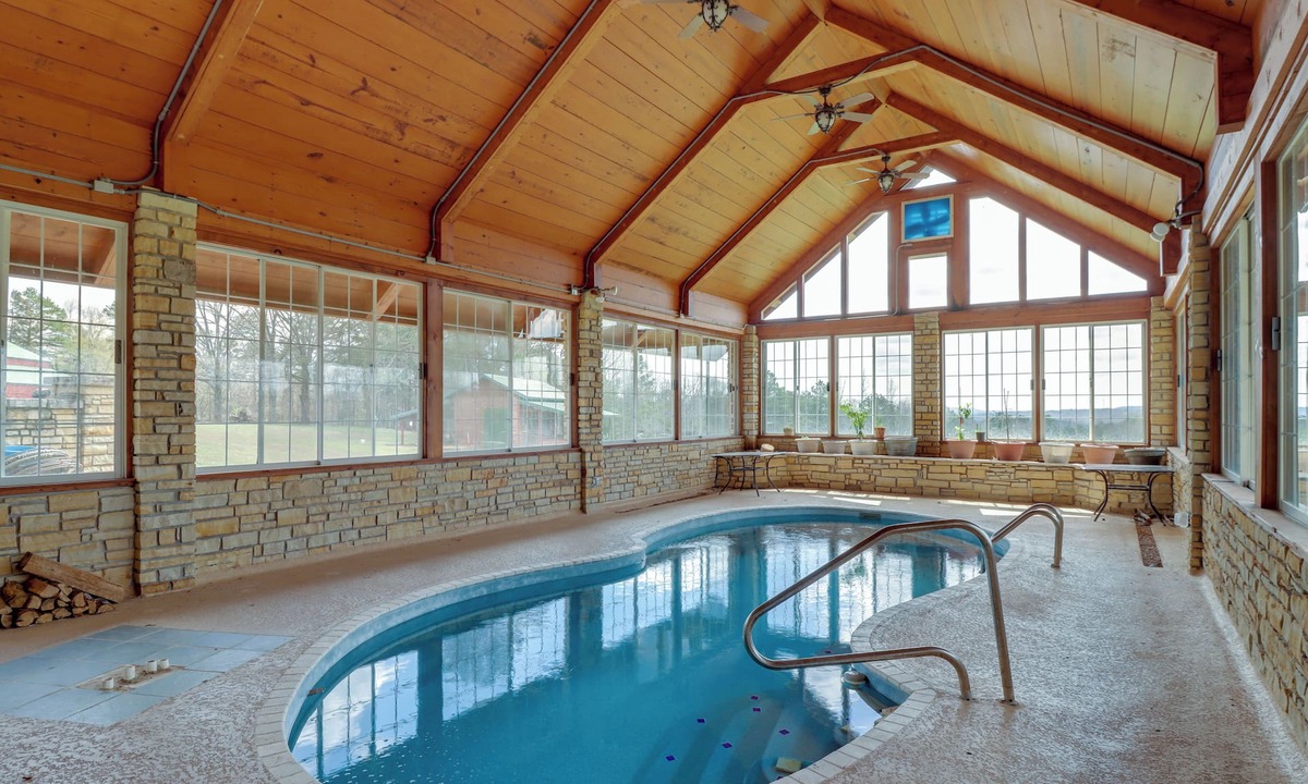 Fairfield Bay Cottage | Mountain Views + Shared Pool: Ozarks Family Home
