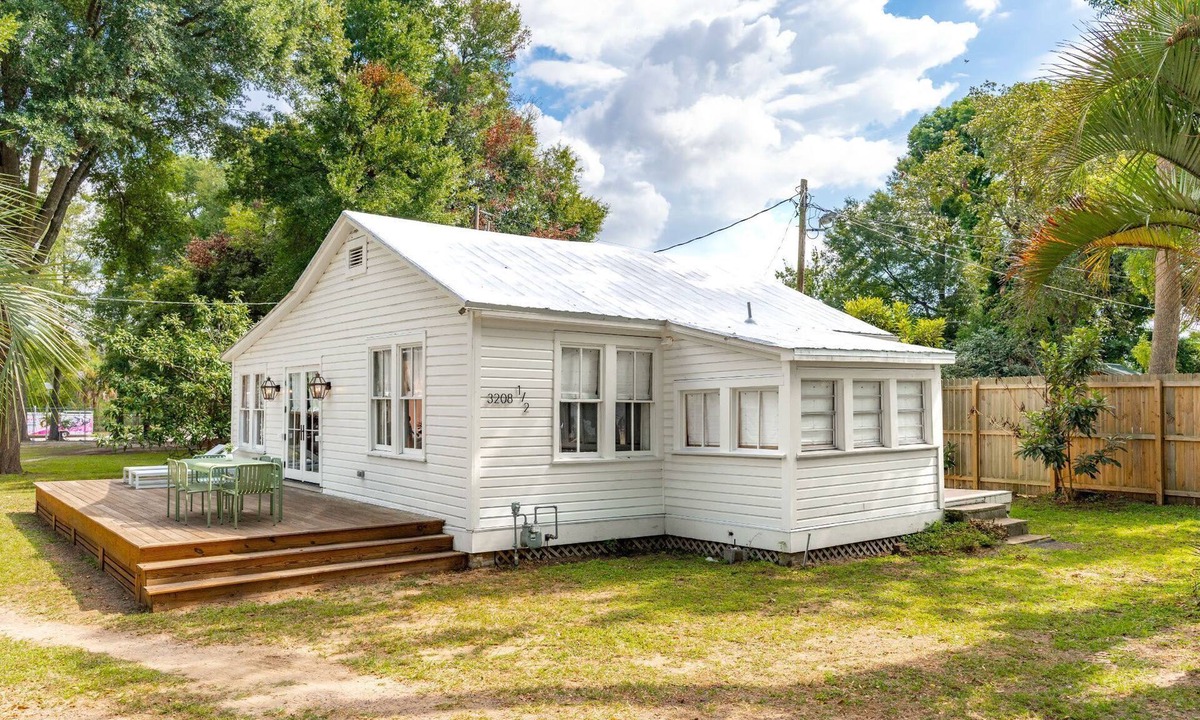 North Charleston Cottage | New 3 King Bed/3.5 Bath Cottage at Starlight Motor Inn Minutes from Downtown