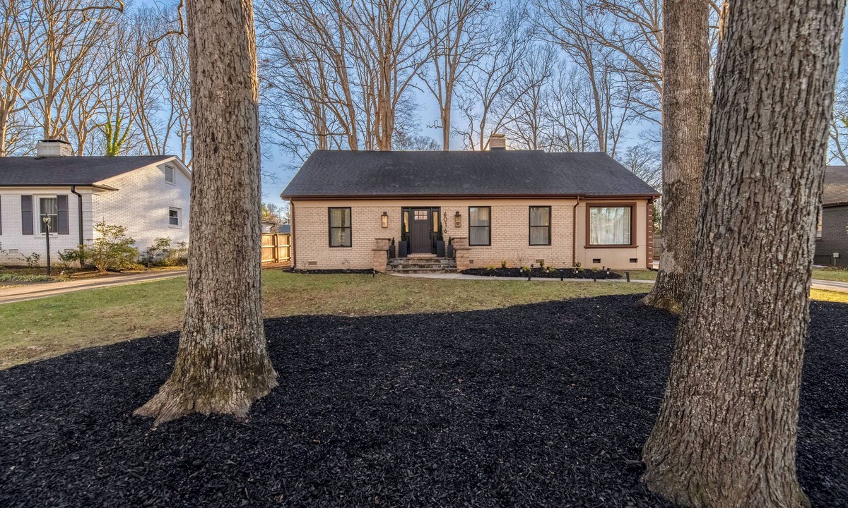 Charlotte House | New! -4500 sqft Luxurious/Upscale Mountain style in South CLT-2 Master- 5 Kings!