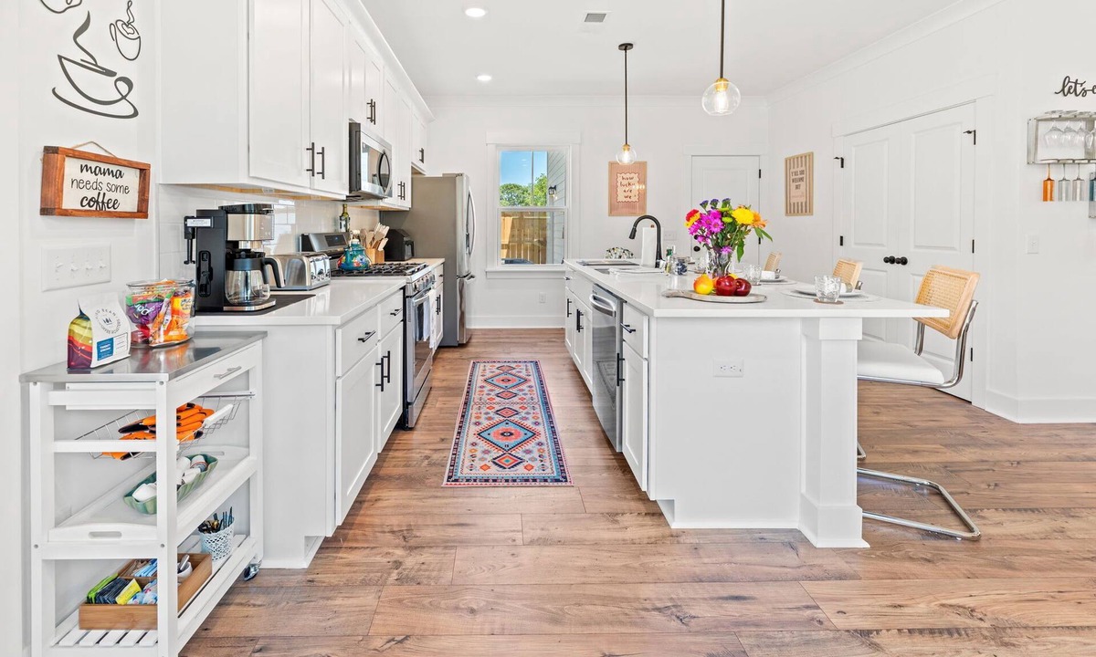 Charleston House | NEW BUILD | 10 Mins to Folly | 4 BR, 10 Guests