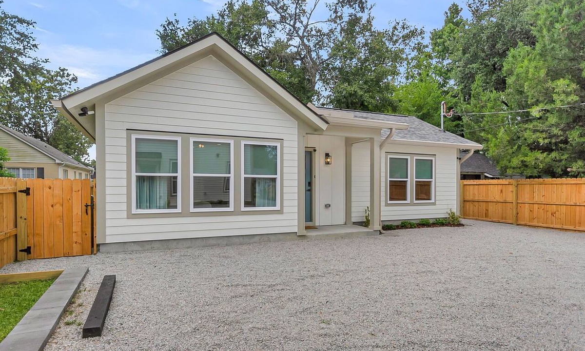 Hanahan Cottage | New Modern Haven Cottage near Downtown & Beaches. Quiet, Cozy and Pet Friendly