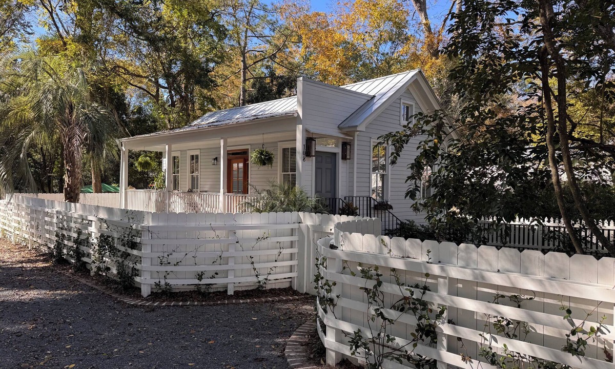 Summerville Historic District Cottage | New Pet friendly cottage in historic Summerville Walking distance to everything!