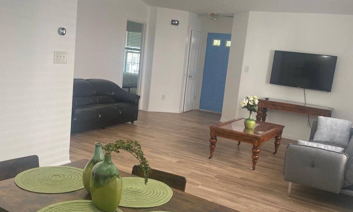 Moores Chapel House | New renovations 3 bed 2 bath Close to I485, Uptown, & Airport River park AC WiFi