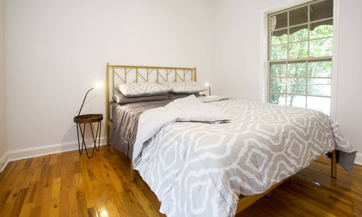 Westside House | Oak House Charleston 3b/2ba in Downtown