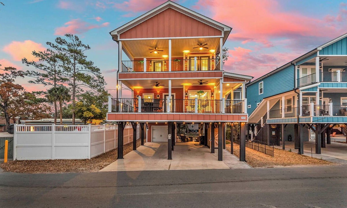 Surfside Beach House | Ocean Lakes Walk to beach! Waterpark! Arcade! Dogs Welcome!