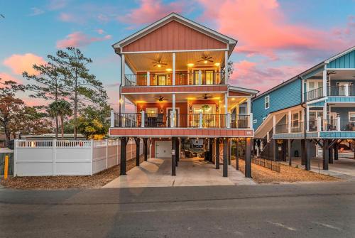 Surfside Beach House | Ocean Lakes Walk to beach! Waterpark! Arcade! Dogs Welcome!