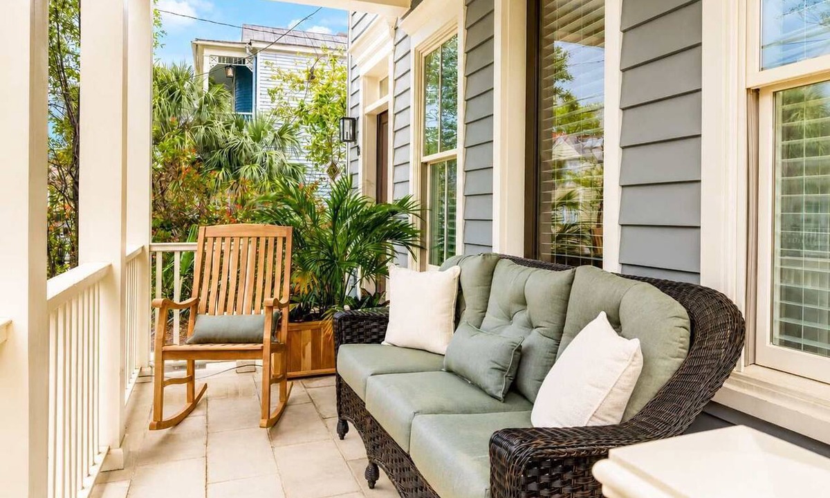 Cannonborough Elliotborough House | Peaceful Porch Parking Walk to King St!