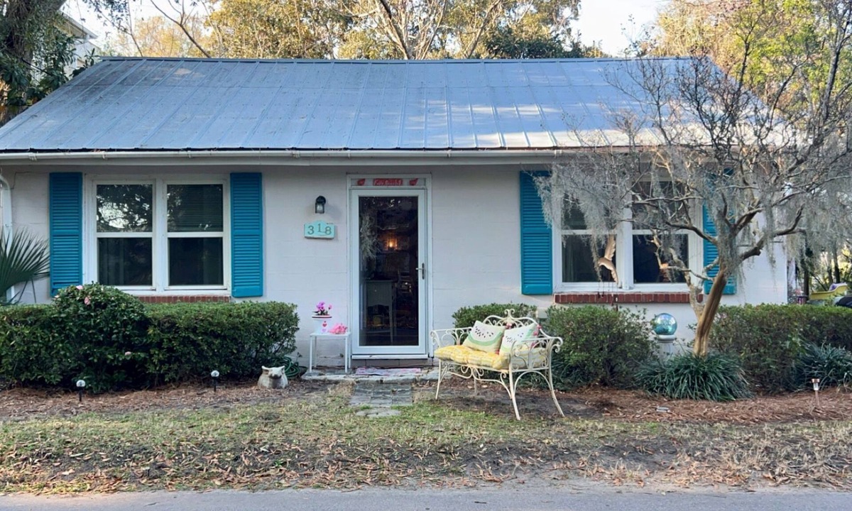 Folly Beach Cottage | PERFECT LOCATION 3 Blocks to Sand, Sun, and Folly Fun "Park car and Forget It!"