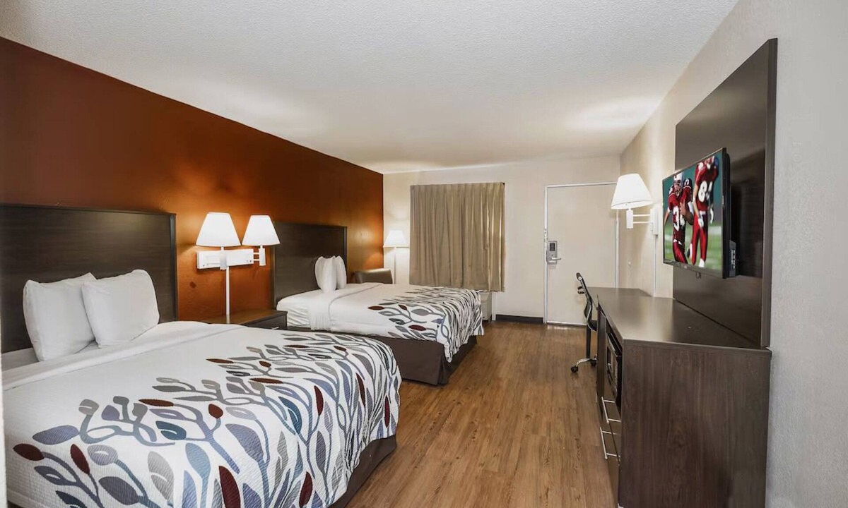 Walterboro Hotel | Perfect Stopover Spot: Room w/Private Bathroom + Flat-Screen TV in Walterboro