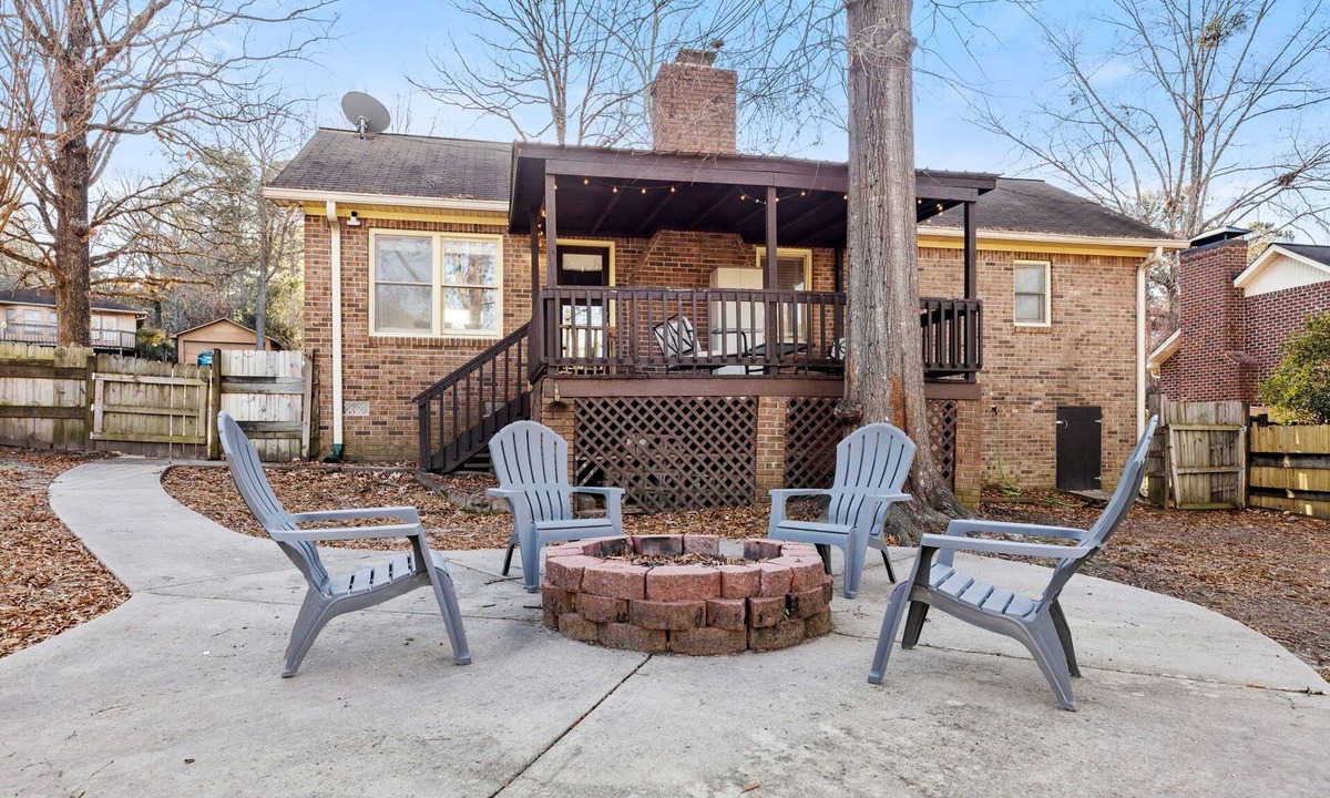 Harbison House | Pet-Friendly, King Bed, Fenced Backyard - Perfect for Families or Work Groups