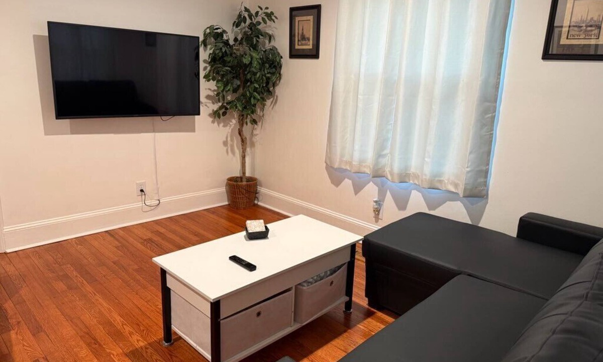 Enderly Park House | Plaid Pad - Stylish Modern Couples Retreat 12 mins to Airport & Downtown