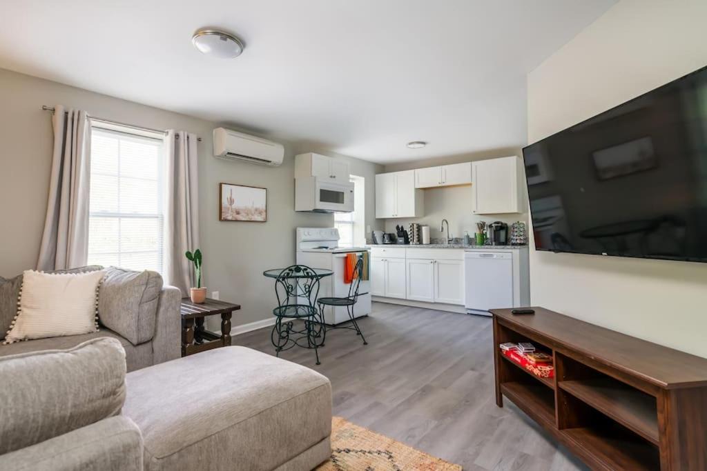 Columbia Apartment | Plush 1 bed APT near Five Points! Bring your pets!