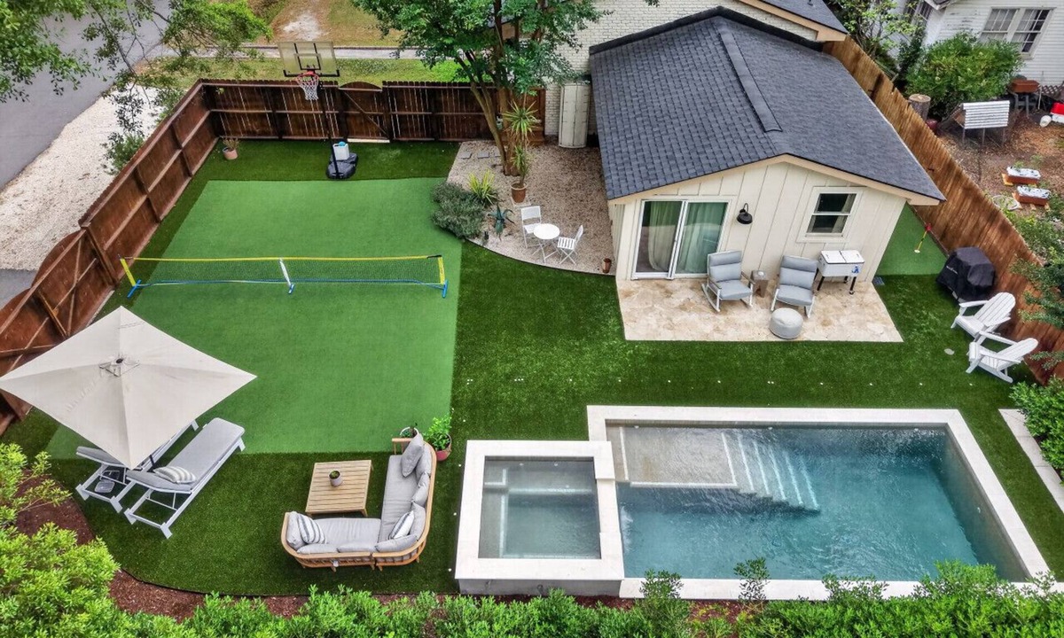 West Ashley House | Pool+Hot Tub+Walkable for Bachelorettes & Families