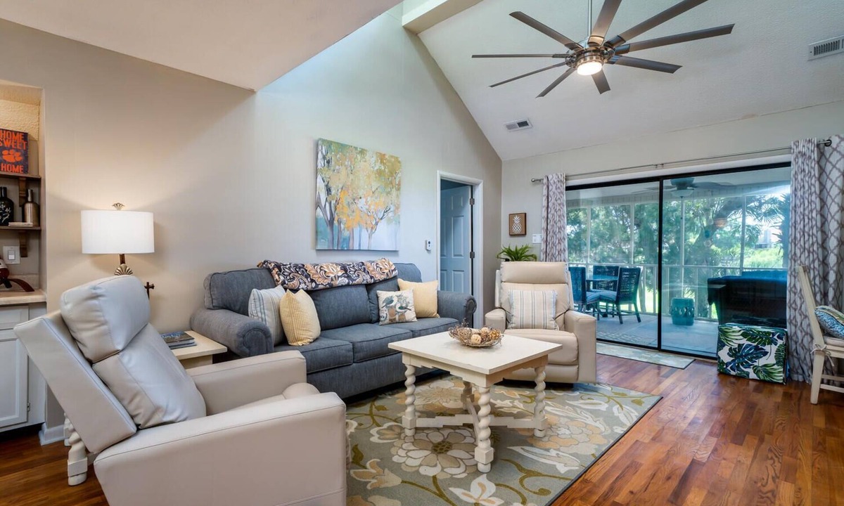 Tarpon Pond House | Popular Tarpon Pond Cottage w/Screened Porch! Great Location! 1 small dog allowed!
