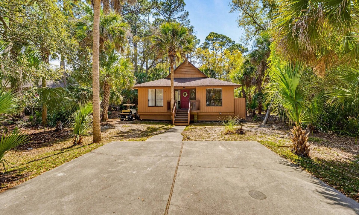 Saint Helena Island House | Relax at Sandpiper Cottage: Fripp Island Gem with Bikes, Golf Cart, Smart TVs, Deck, Pet-Friendly