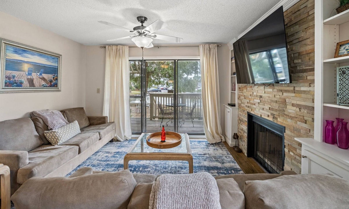 Arcadian Shores Villa | Richmond Pk 8E in Kingston 1st floor, Pool, Beach