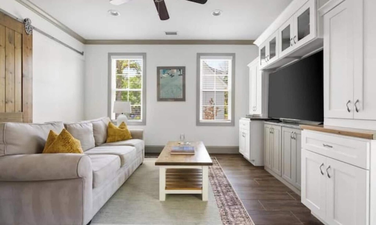 Charleston Apartment | Roomy & Walkable to some of CHS Best Music & Food!