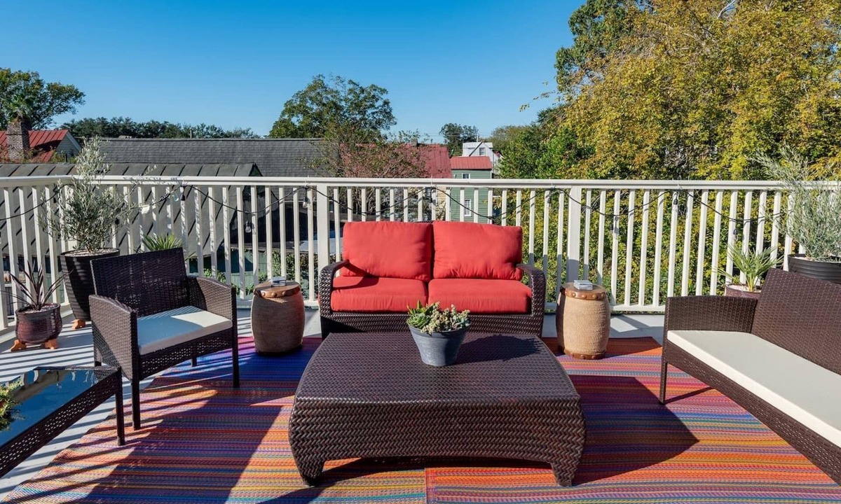 Cannonborough Elliotborough House | Rustic Charleston Single with Rooftop Deck