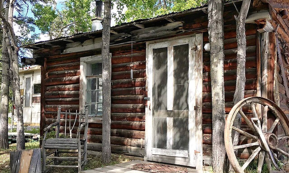 Tagish Cabin | Rustic Getaway Cabin with Complimentary Wi-Fi near Whitehorse, Yukon