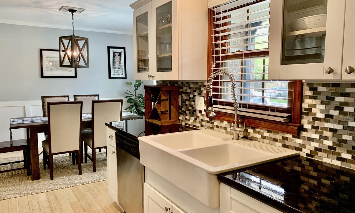 Mount Pleasant House | Sarah's Coastal Cottage-Near Shem Creek, Sullivan's Island, and Charleston!