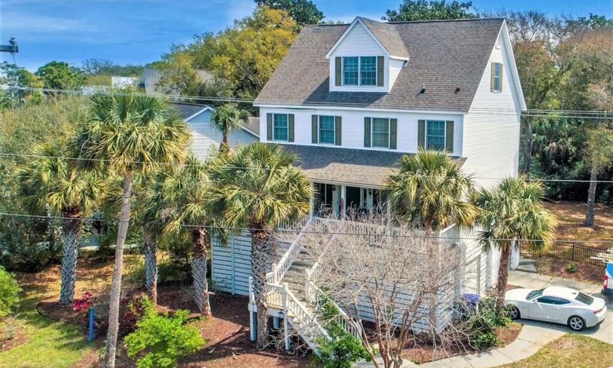 Sunset Point House | Screen Porch, Gas Grill, 2.5 Blocks to Downtown, Loft/Game Room - Beauty and the Beach!