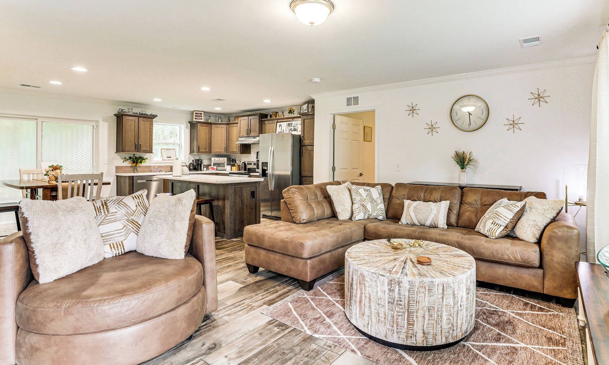 Russellville House | Screened Porch: Family-Friendly St Stephen Retreat