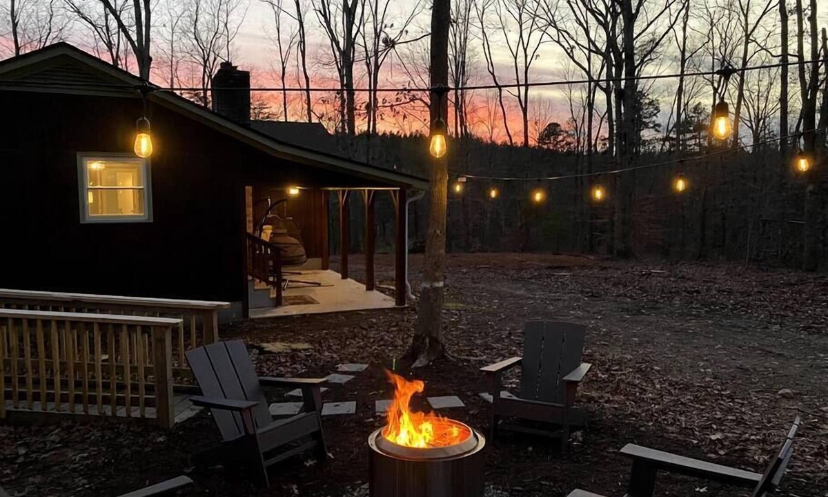 Andersonville House | Sleeps 5: Hot Tub, Fire Pit, & by Holliday Lake State Park