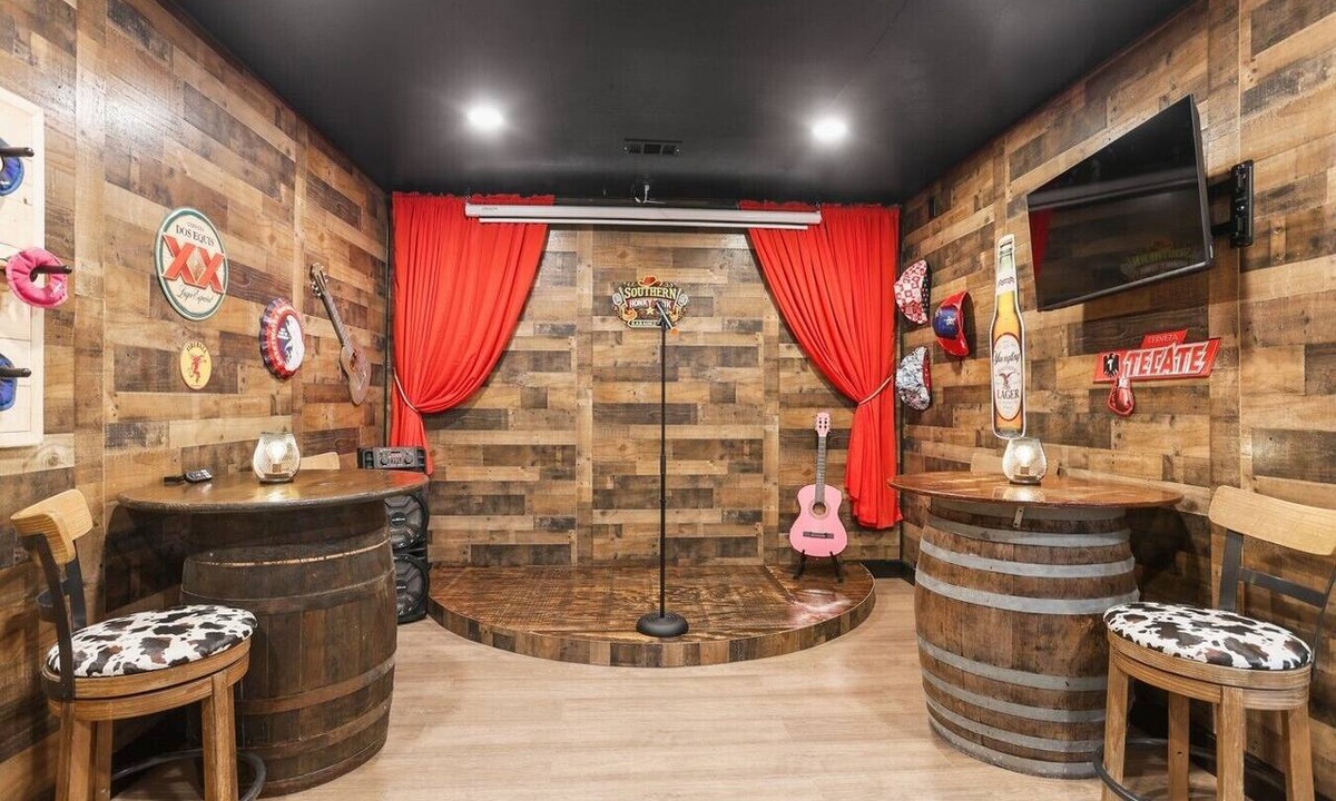 Savannah House | Southern Honky Tonk Modern Farmhouse w/Karaoke Stage & 100” Screen