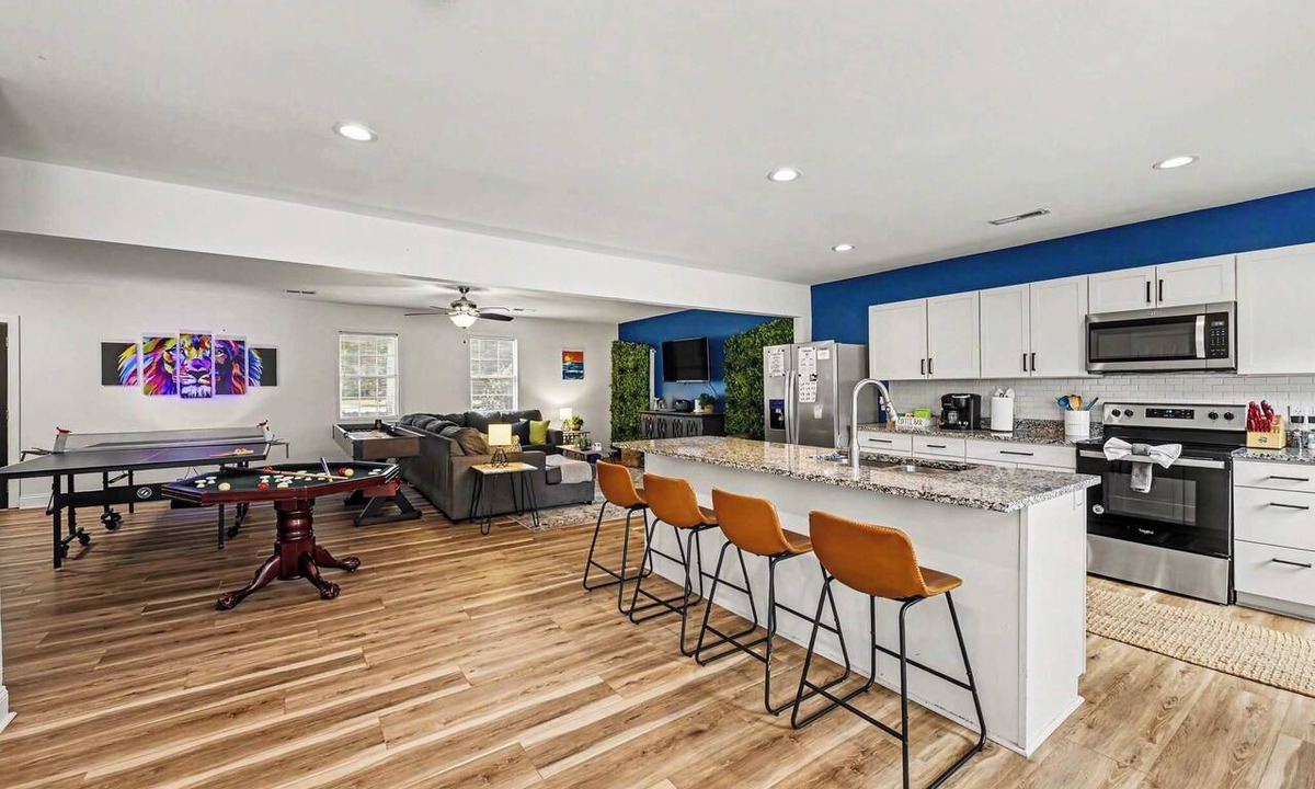 Charleston House | Spacious 4BR Home w/Game Room + Sleeps 10 10 Min to Downtown & Folly Beach