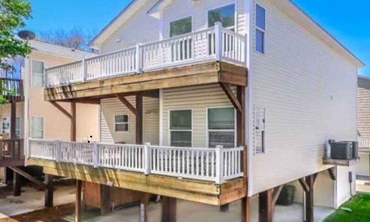 Surfside Beach House | Spacious 6 Bedroom/3 Full Baths ~ Short Walk To The Beach!