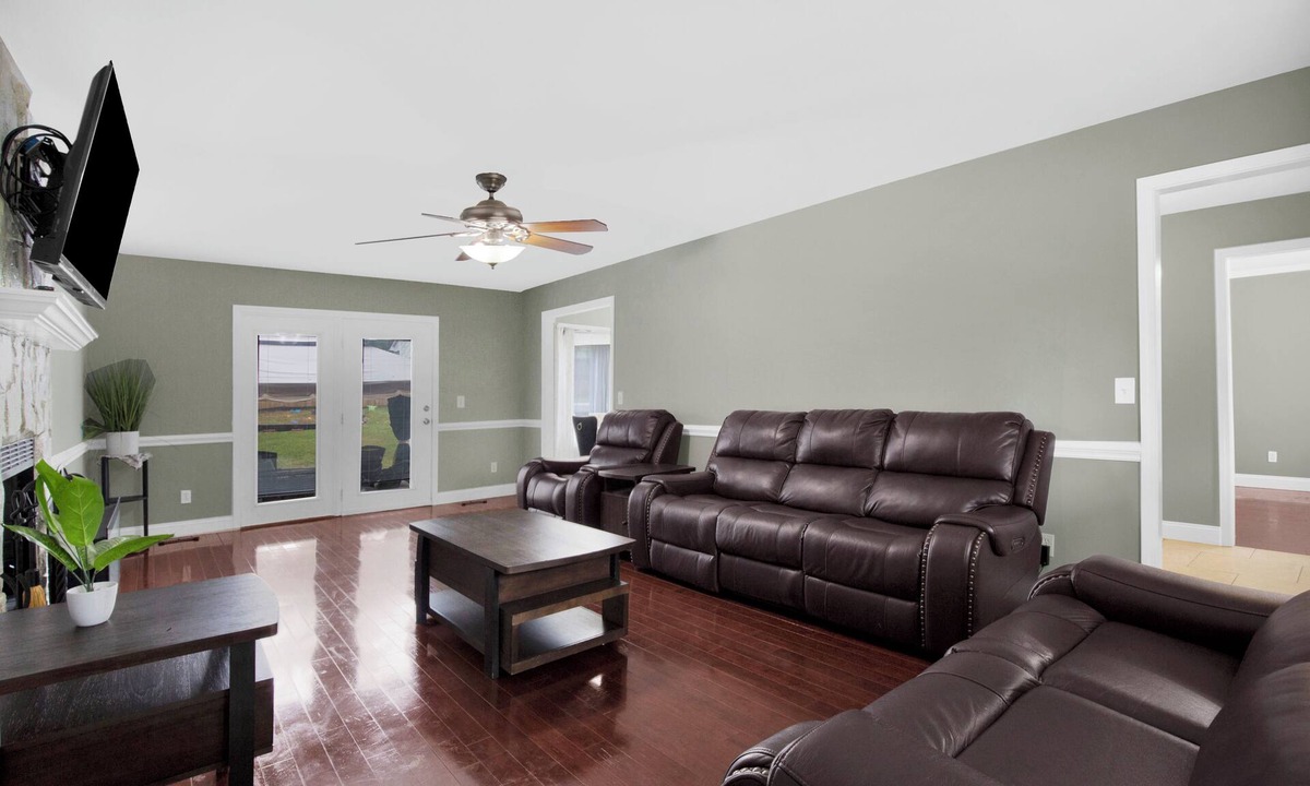 Fayetteville House | Spacious and modern 4-bedroom house with central AC