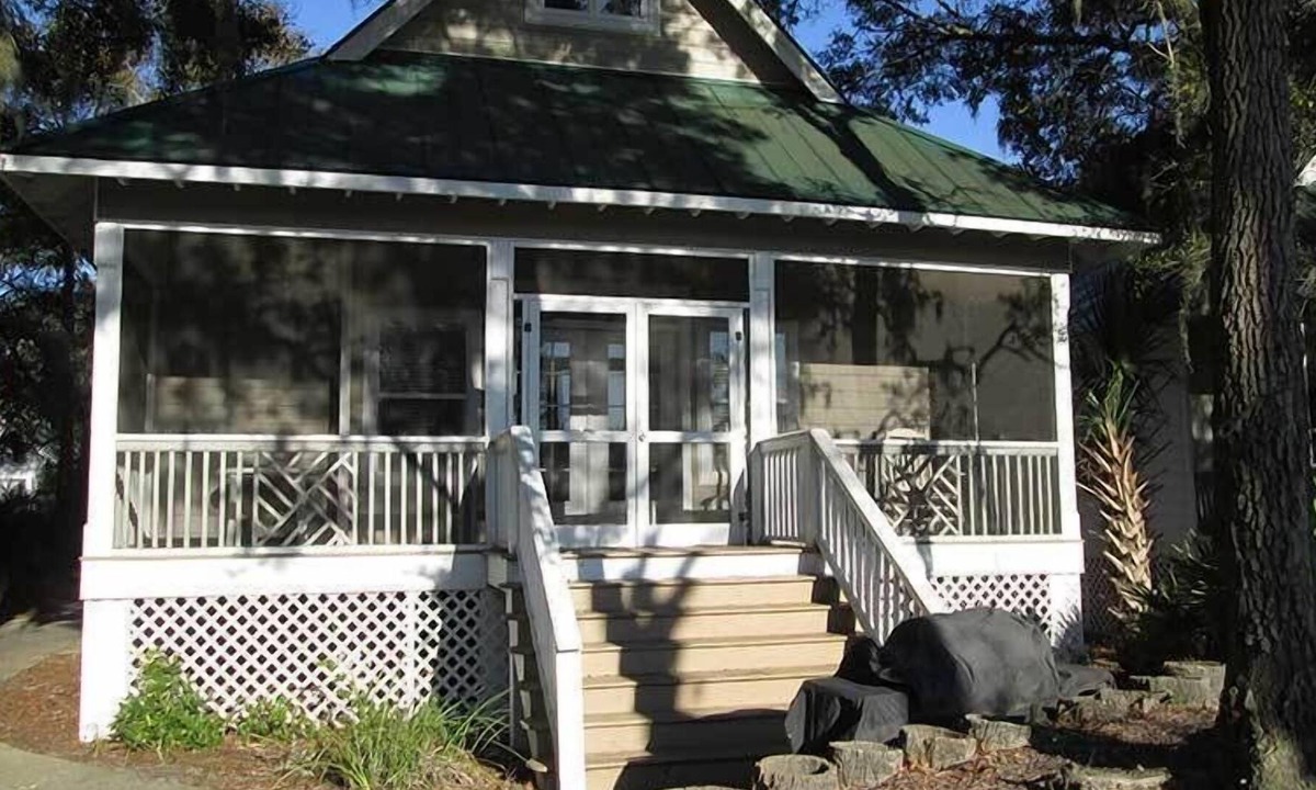 Saint Helena Island Cottage | Spacious Cottage w/ WiFi & Screened-In Porch - Near Marina & Boathouse