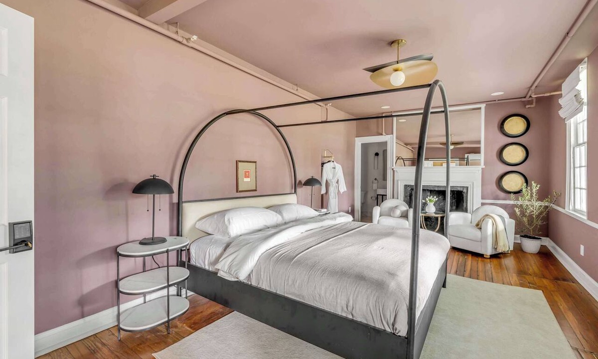 The Old Commons House | Spacious King Suite, Large Porches, Near Downtown!