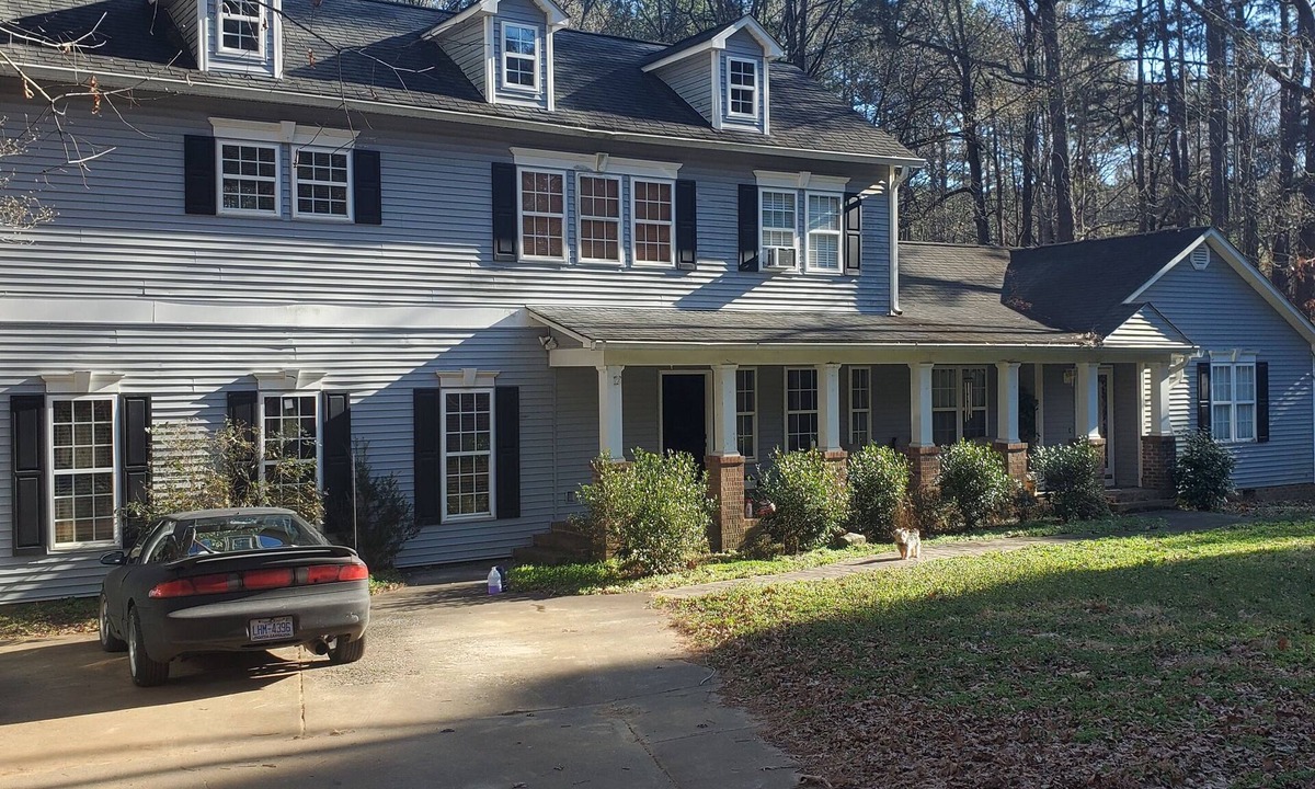 Kipling House | Spacious Upstairs Master Suite w/Ensuite Bath – Shared Home