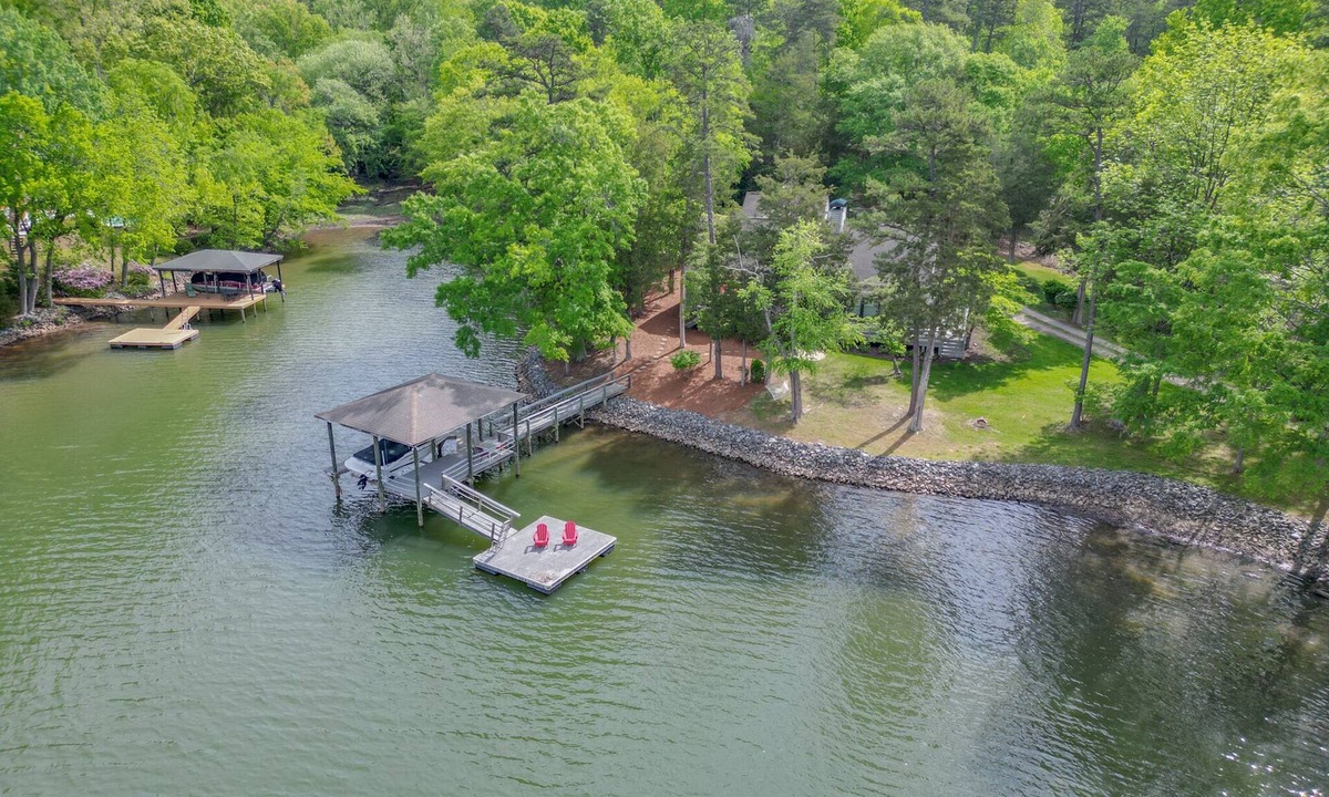 Lake Wylie House | Sprawling Lakefront Home on Peninsula, Beach, Dock, Kayaks, SUPs, Dogs Welcome!