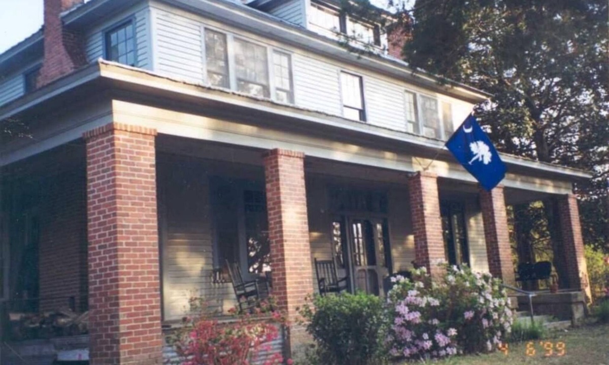 Crocketville House | Stately 2-story historic home maintains original charm and charater.