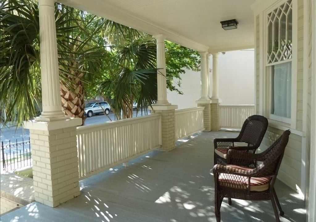 Cannonborough Elliotborough Apartment | Stay in Luxury. Eat,Shop W/ Locals- King Street 5 Blocks