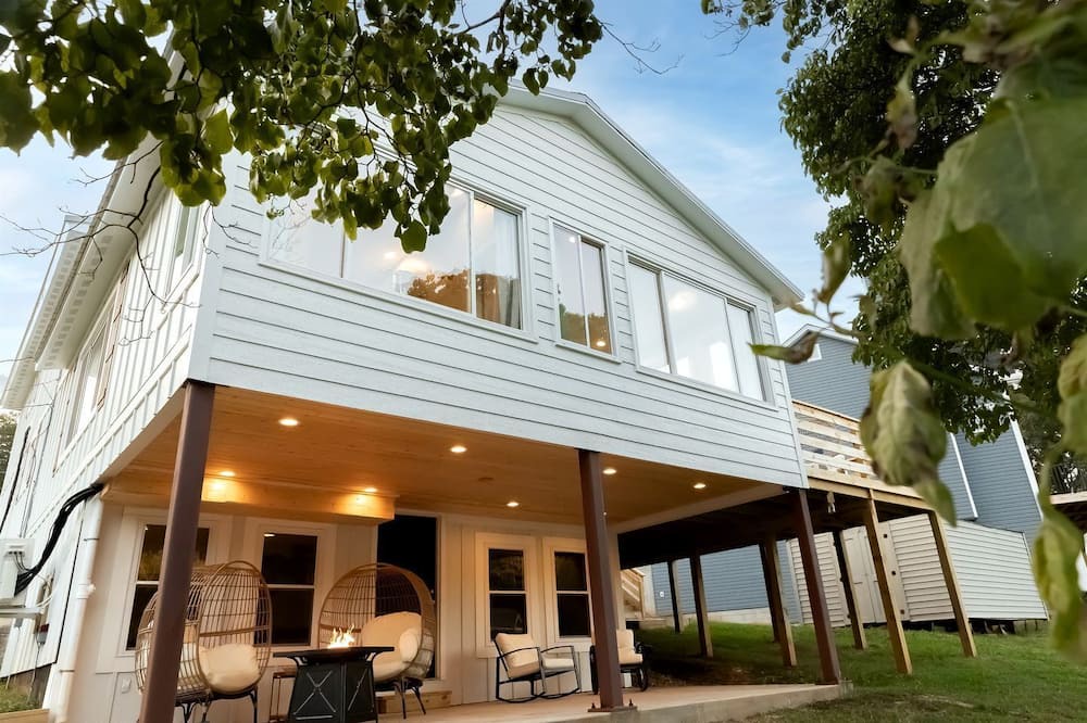 Norwood Cottage | Stunning Modern Lakehouse with Private Boat Dock in Norwood, North Carolina