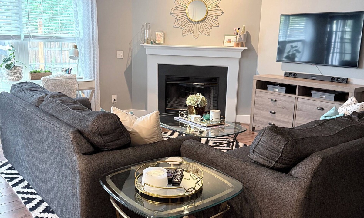 Murraysville House | Stylish 3-bedroom house, 15 minutes from the beach!