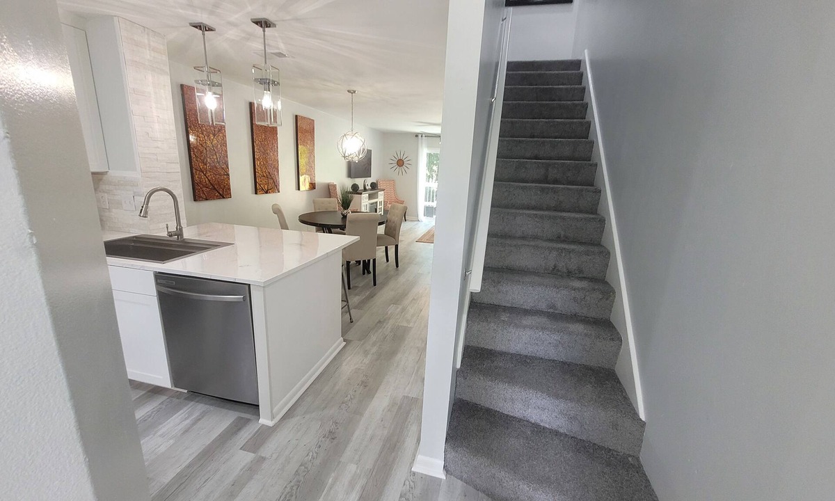 North Charleston House | Stylish Remodeled Townhouse